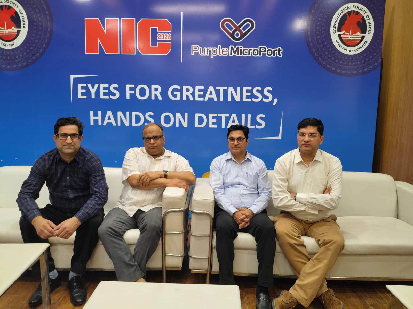 प्रेसवार्ता करते चिकित्सक।