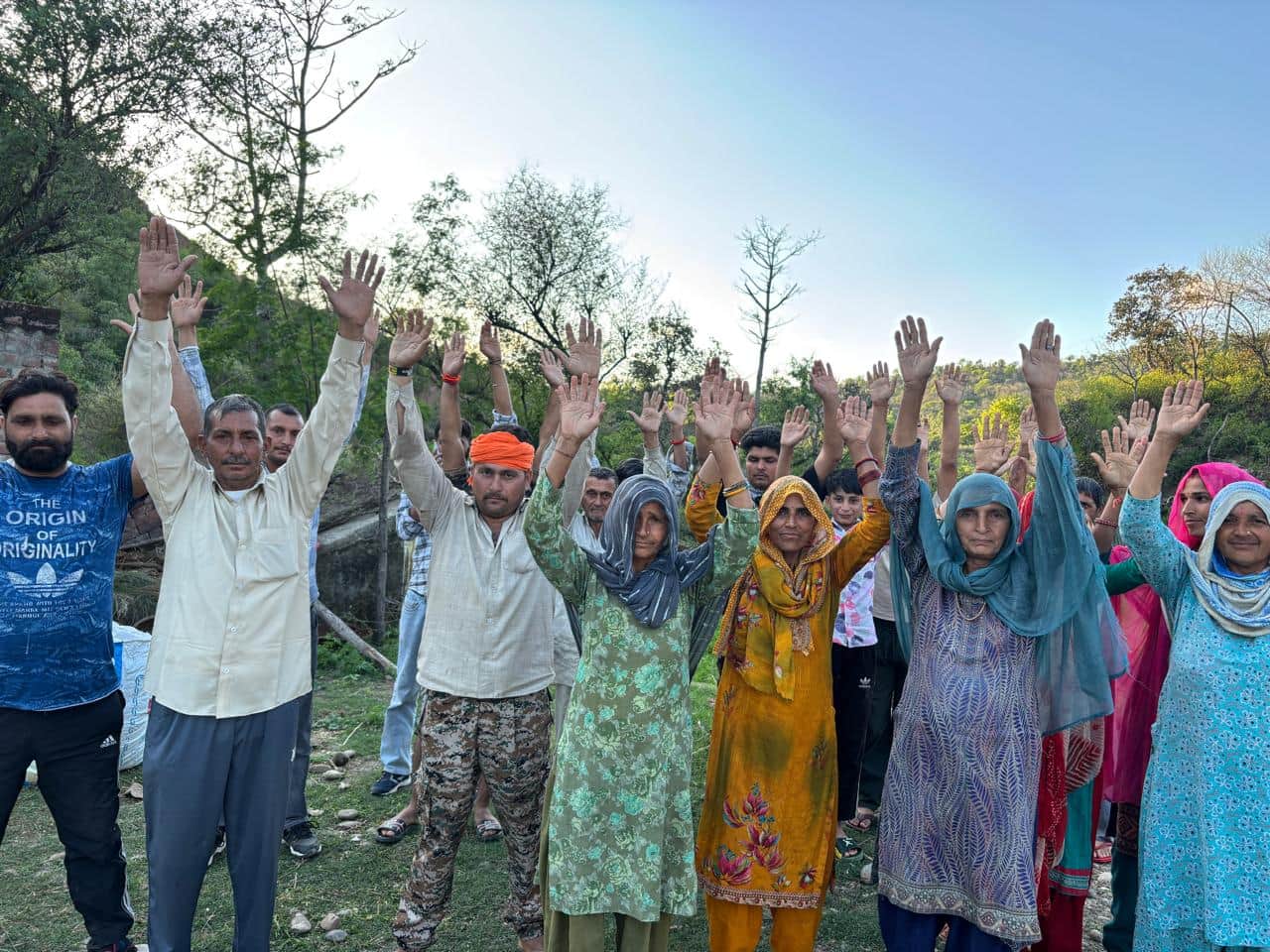 प्रदर्शन कर रहे गांव कलह के मोहल्ला कालाकस के लोग।