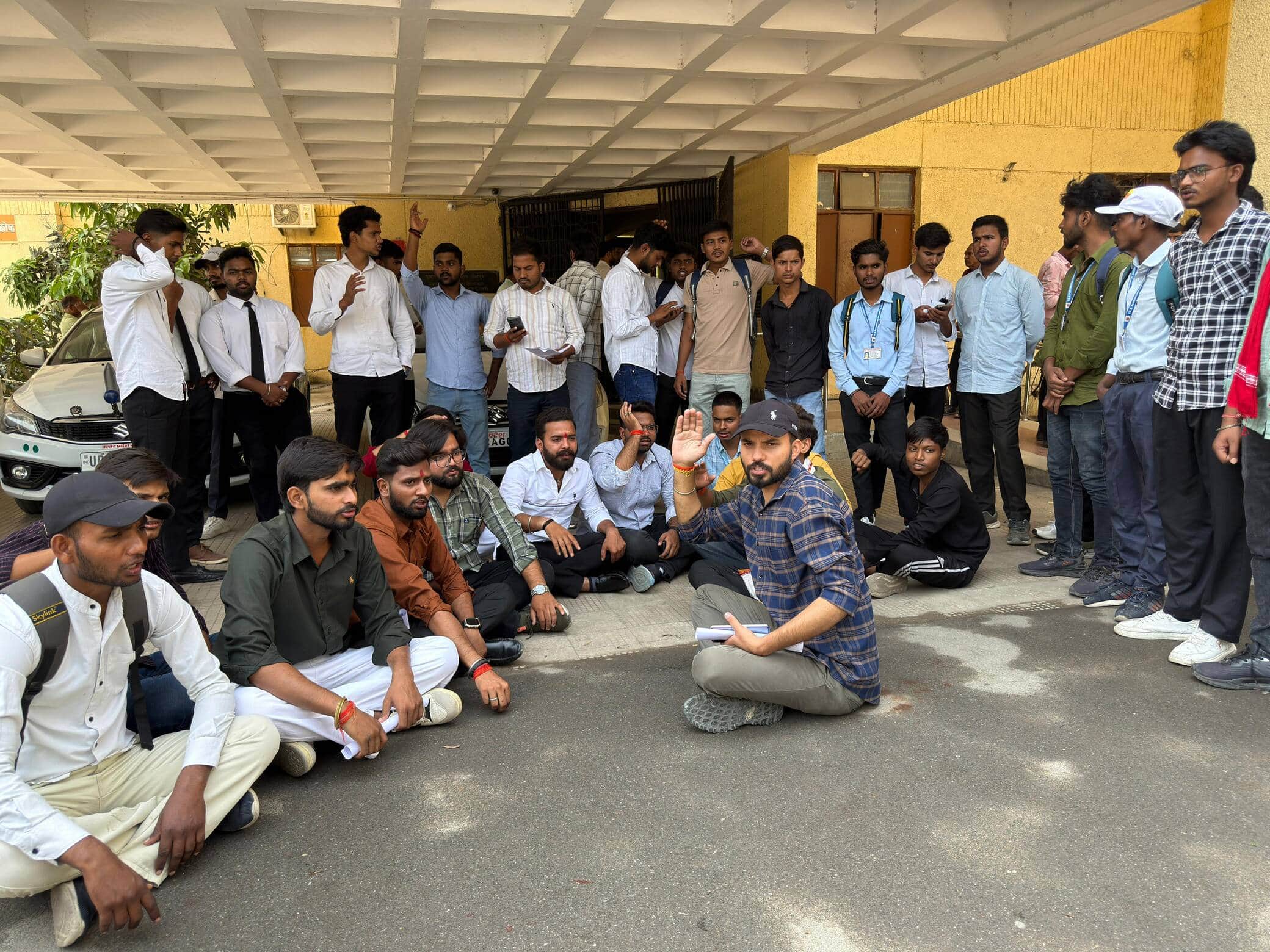 पूर्वांचल विश्वविद्यालय में विभिन्न मांगों को लेकर धरना प्रदर्शन करते विश्वविद्यालय परिसर के छा