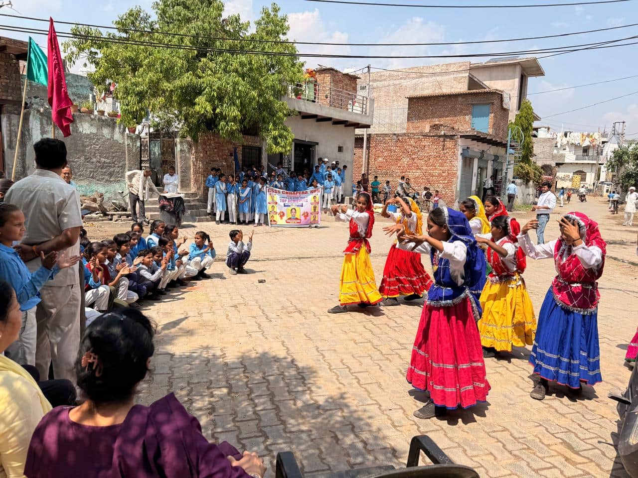 प्रवेश उत्सव जागरुकता रैली निकालते छपेड़ा के विद्यालय का स्टाफ व स्कूली बच्चे।
