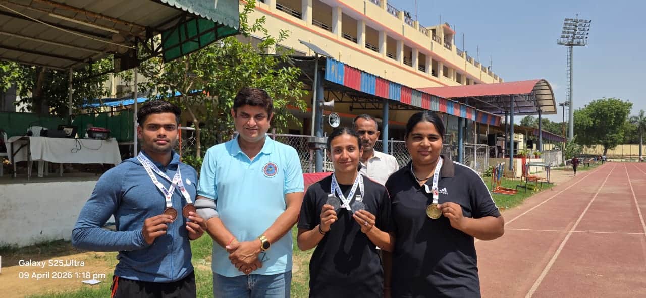 प्रयागराज में आयोजित प्रतियोगिता में पदक जीतने वाले खिलाड़ी लेफ्ट से आर्यन, सचिव अनु, वंशिका रा