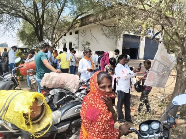 रॉबर्ट्सगंज गेंगुआर एचपी गैस एजेंसी के बाहर खड़े उपभोक्ता। संवाद