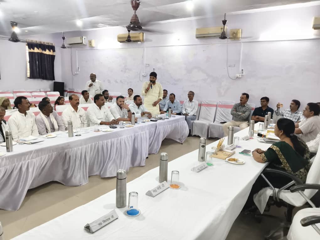 रॉबर्ट्सगंज जिला पंचायत कार्यालय में बोर्ड की बैठक करती जिला पंचायत अध्यक्ष राधिका पटेल। संवाद