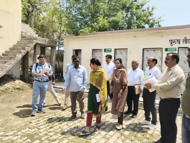 रॉबर्ट्सगंज पीएमश्री राजकीय बालिका इंटर कालेज में निरीक्षण करते वित्त  सचिव डॉ.मुथु कुमार स्वाम