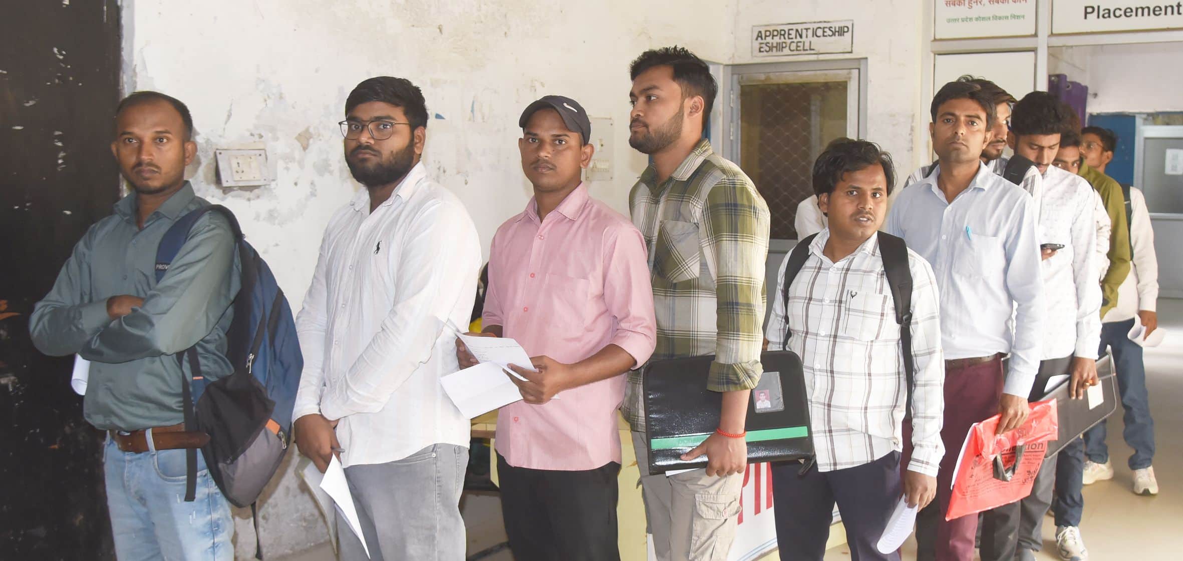 रोजगार मेले में पहुंचे अभ्यर्थी। 