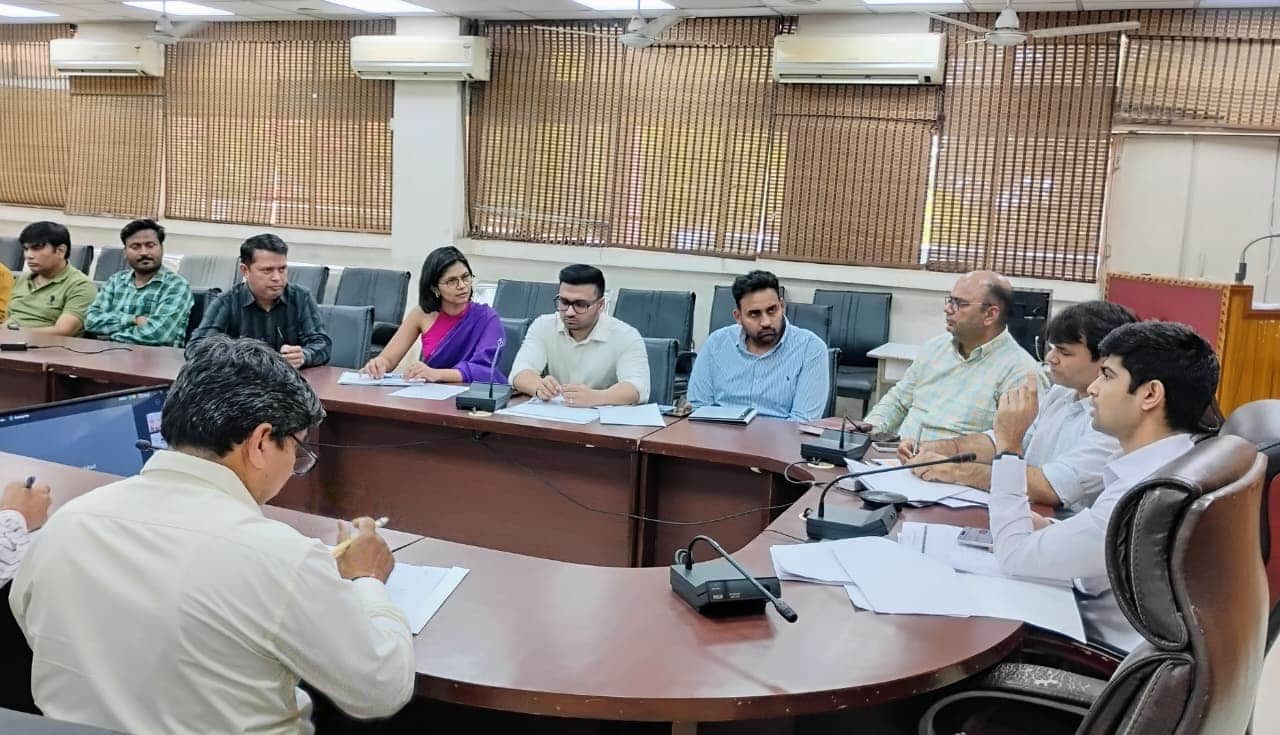 राजस्व विभाग के कार्यों की प्रगति की समीक्षा बैठक में अधिकारियों को आवश्यक दिशा-निर्देश देते डी