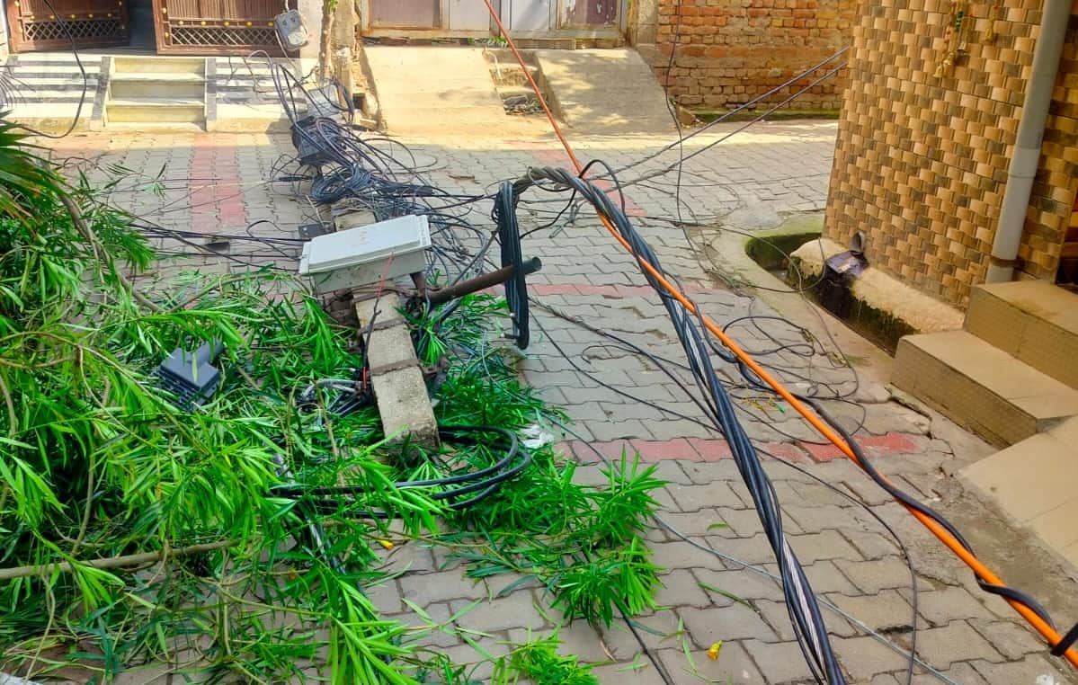 राजीव विहार कालोनी में रात के समय बारिश में सड़क पर टूटा पड़ा बिजली का खंभा। संवाद