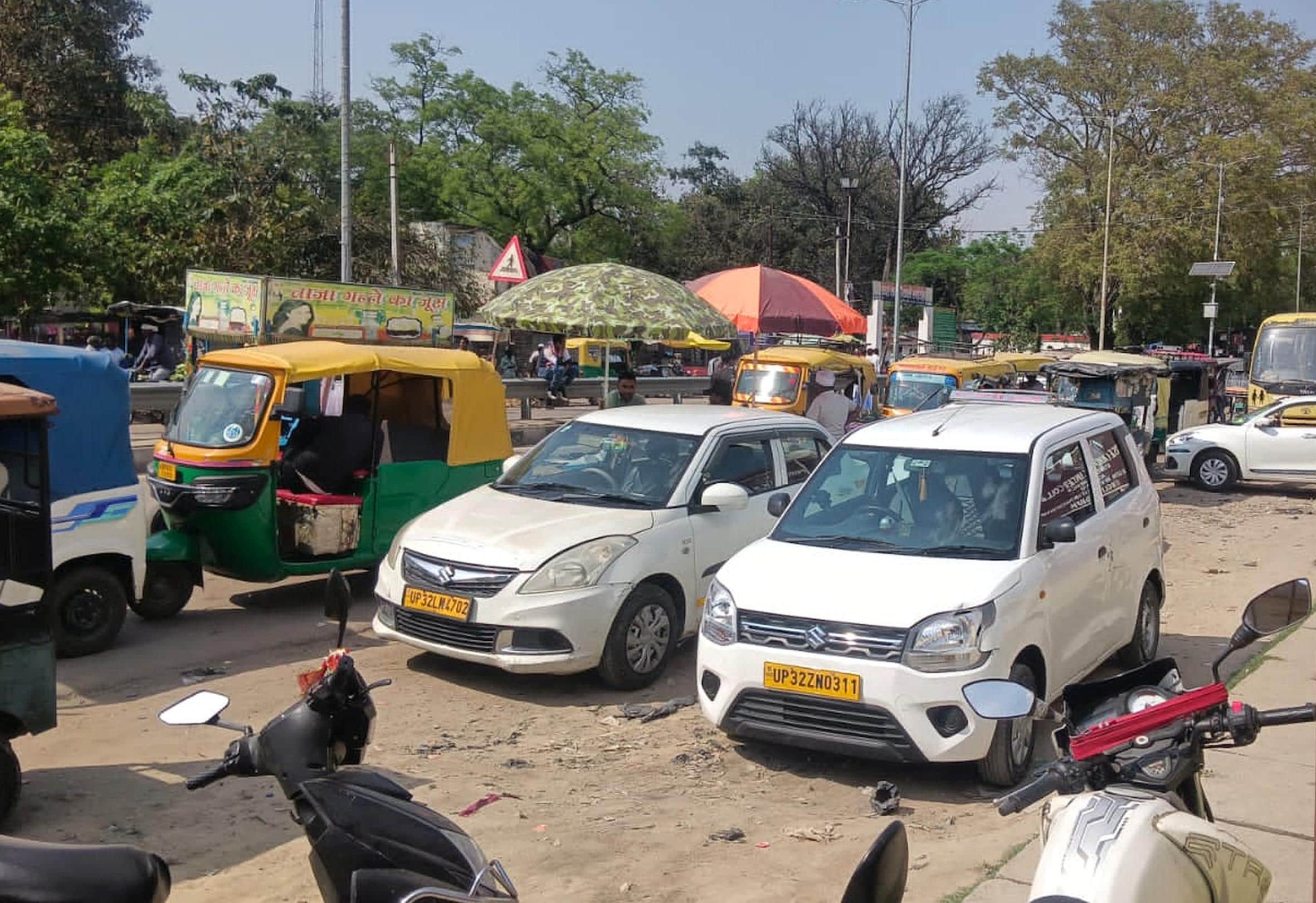 रुपईडीहा में सड़क किनारे बेतरतीब खड़े वाहन।