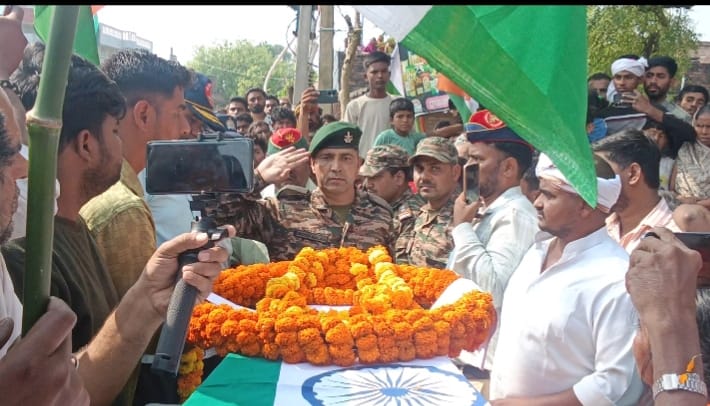 Tiranga Yatra taken out in honor of the village's son, given a respectful final farewell