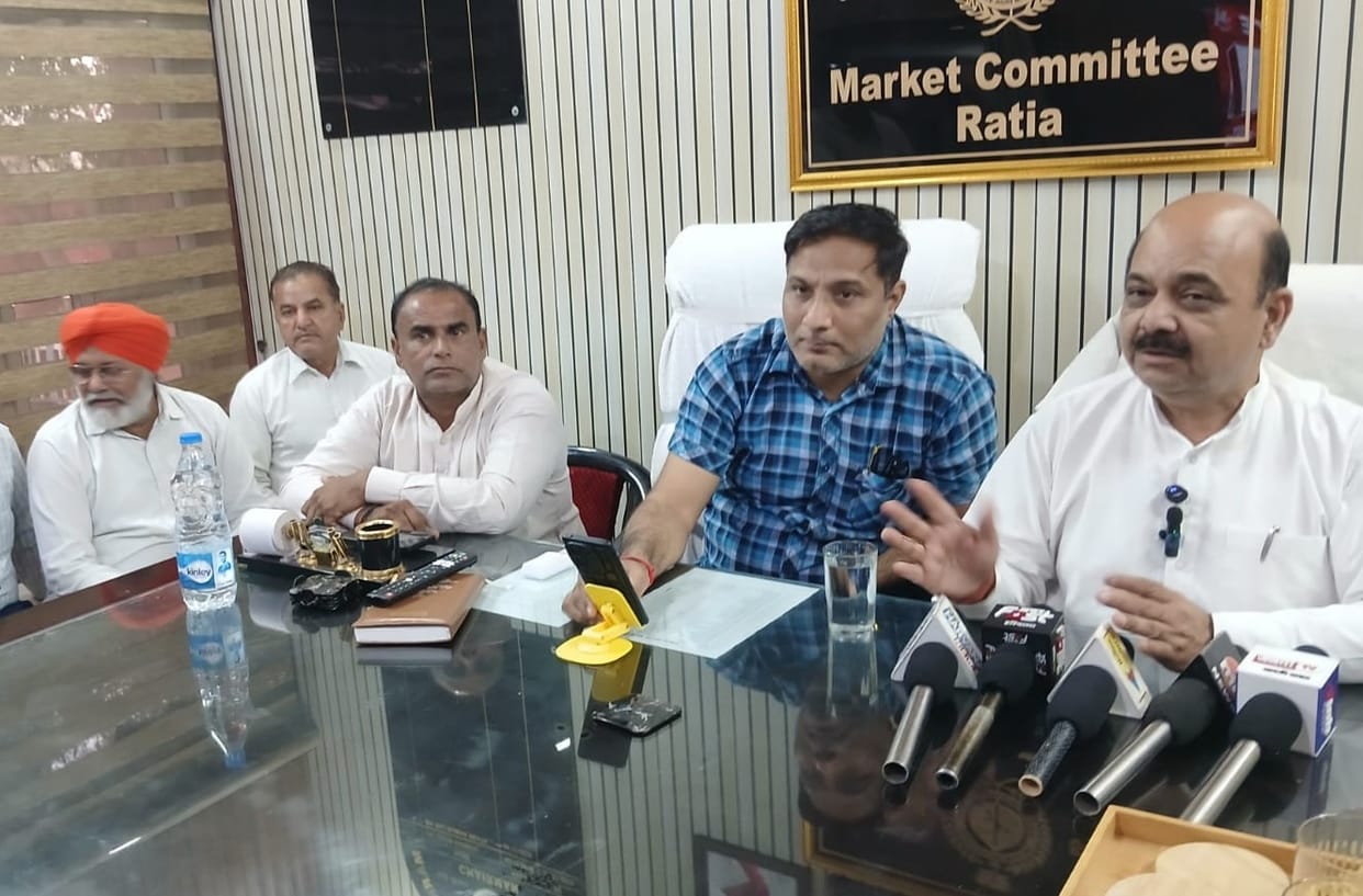 The head and deputy head waited in the market committee office, while the district president began wheat procurement in the market