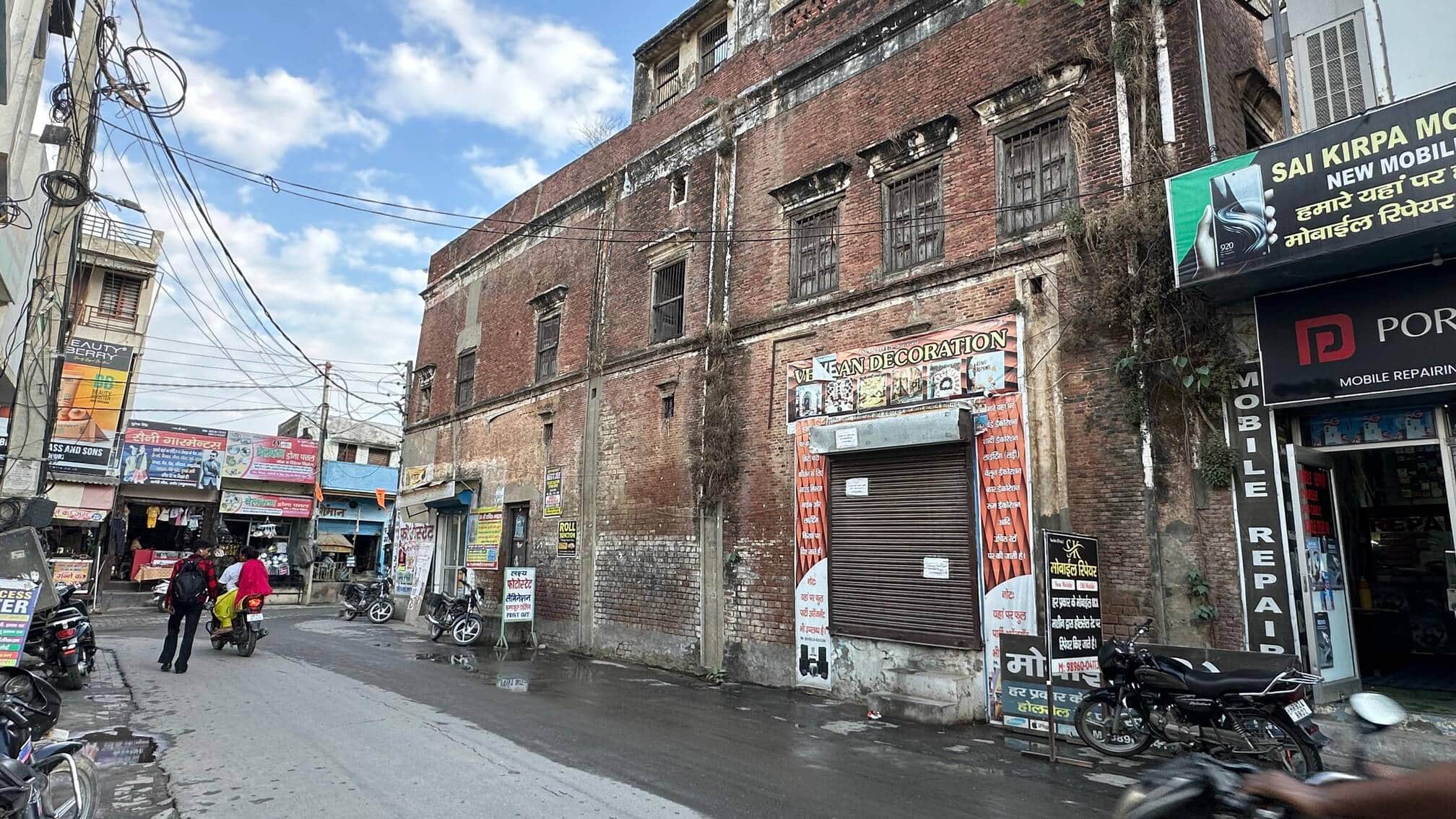 रादौर के कमेटी चौक पर के पास खंडहर भवन। स्वयं