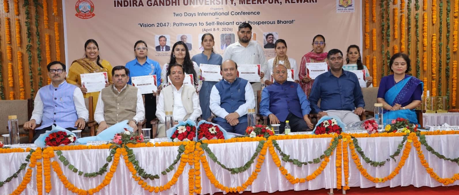 रेवाड़ी। आईजीयू में आयोजित हुए अंतरराष्ट्रीय सम्मेलन के समापन पर प्रतिभागियों को सम्मानित करते 