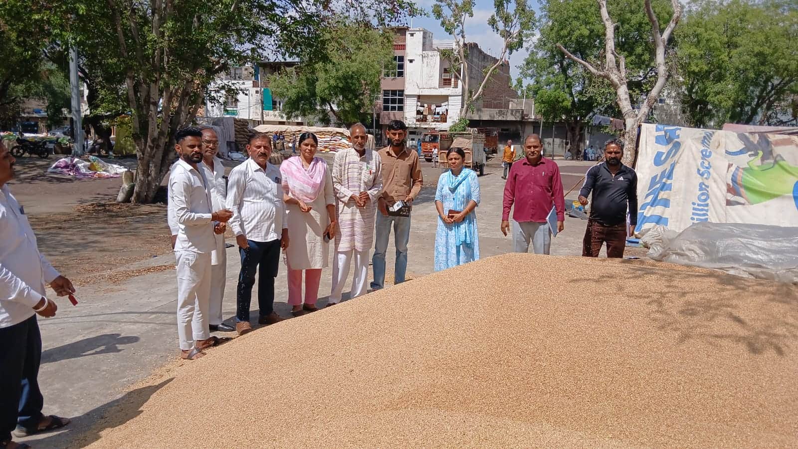 रेवाड़ी। अनाज मंडी में गेहूं की खरीद होने के बाद दौरा करते भारतीय किसान यूनियन चढूनी के कार्यकर