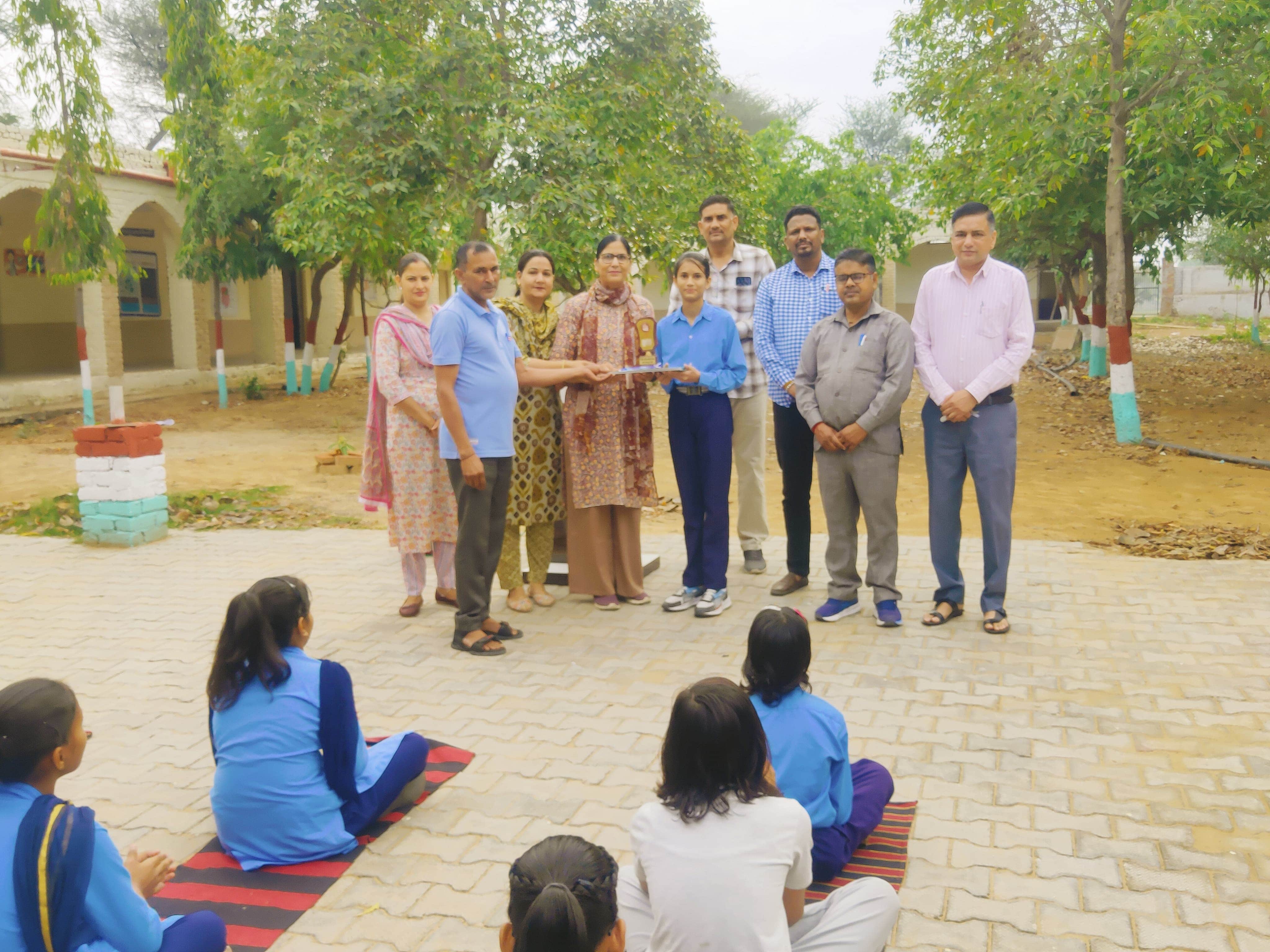 रेवाड़ी। एनएमएमएस परीक्षा में सफलता हासिल करने पर छात्रा इशिका को सम्मानित करते प्राचार्य।स्रोत