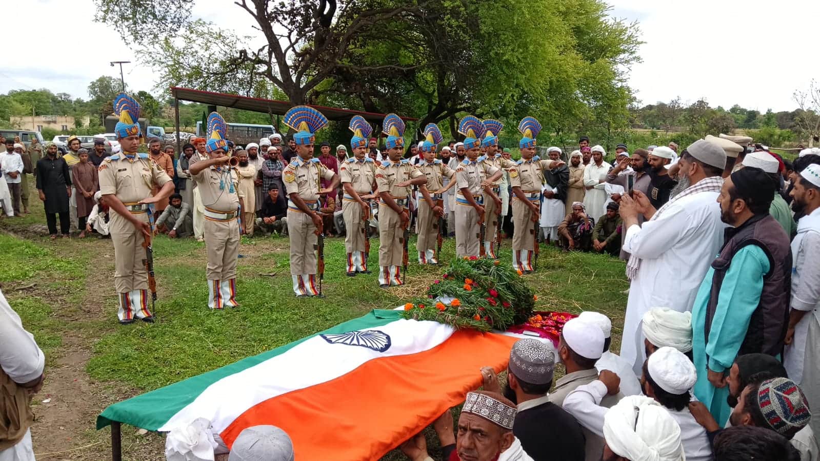 सांबा जिला के चक दियाला में बलिदानी सैनिक को श्रद्धांजलि देते हुए जवान।