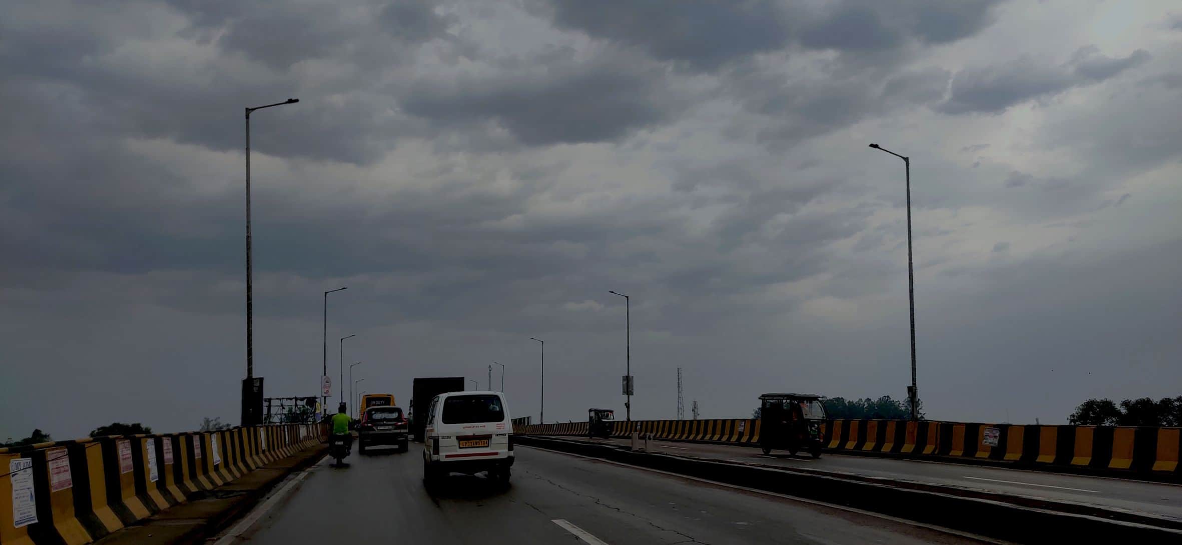 सुबह सात बजे शहर में बारिश के दौरान आसमान में छाए काले बादल।