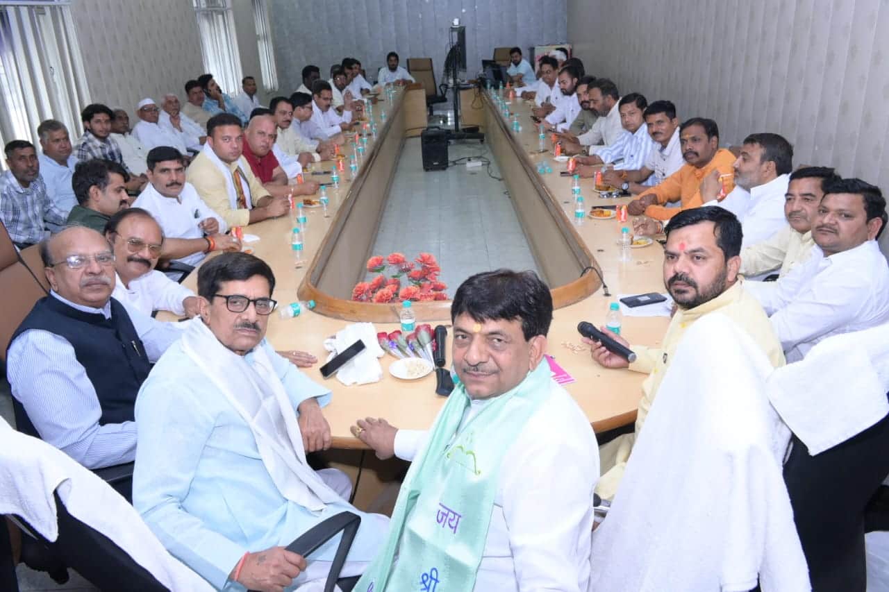 सहकारी बैंक में भाजपा नेताओं की बैठक में कौशल विकास राज्यमंत्री कपिल देव अग्रवाल एवं अन्य : स्र