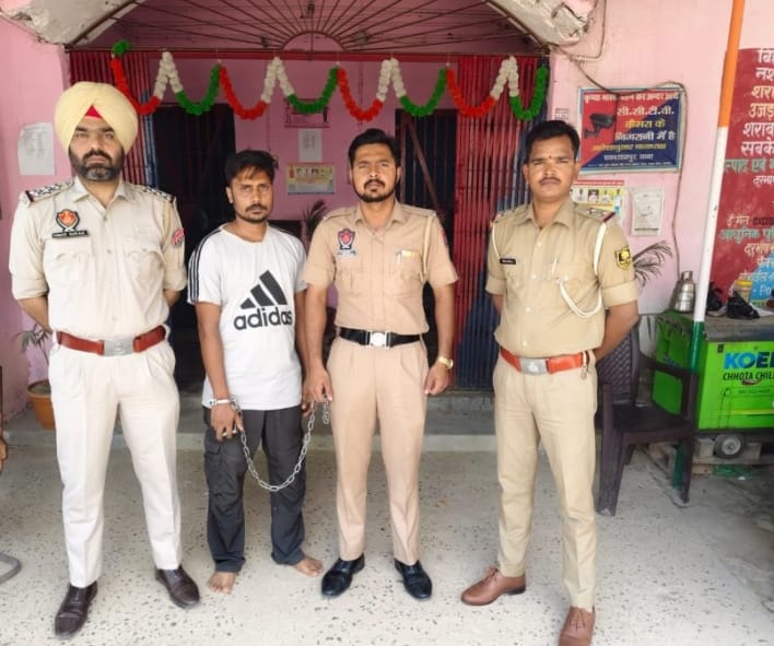 साइबर फ्रॉड को गिरफ्तार कर साथ ले जाती पंजाब पुलिस