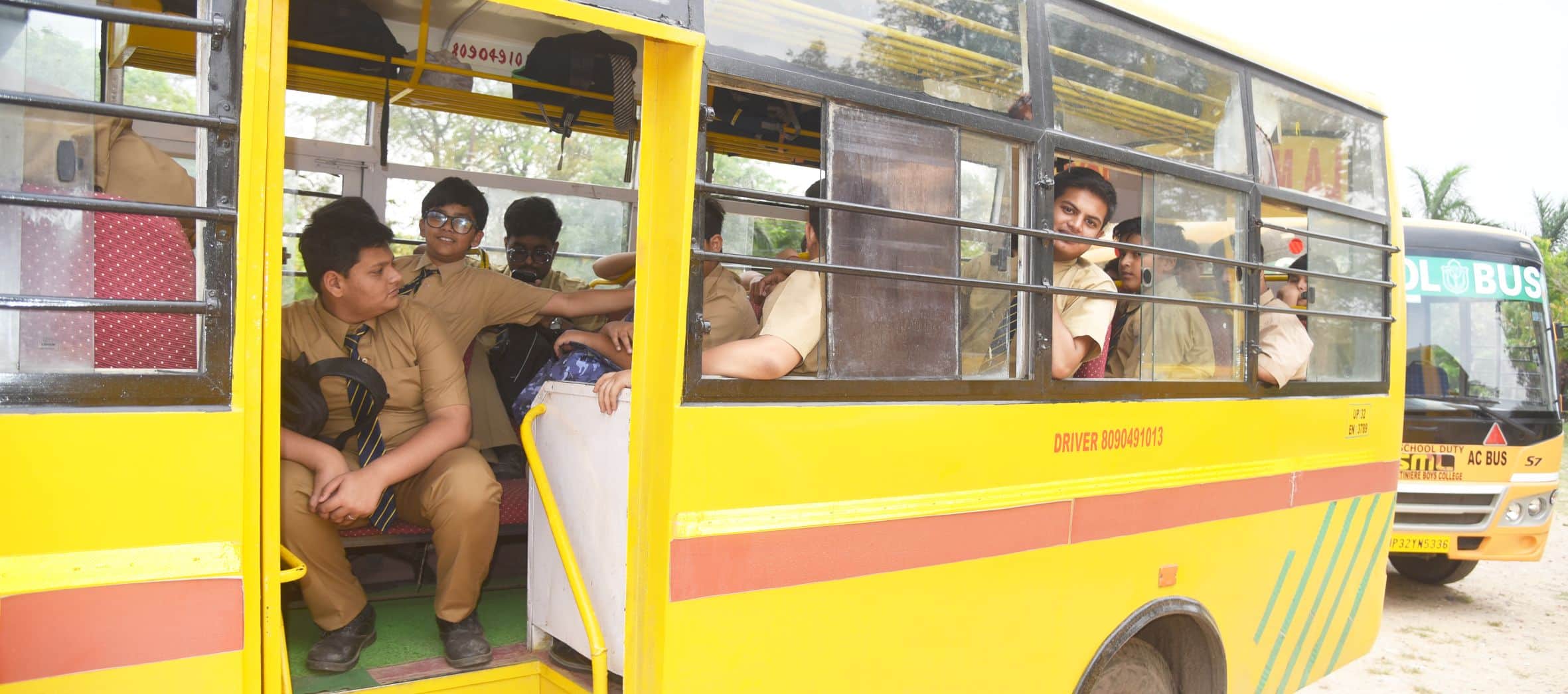 स्कूली बसों की हालत ऐसी है कि सुरक्षा को दरकिनार कर गेट के सामने ही बच्चों के लिए एक अलग सीट लग