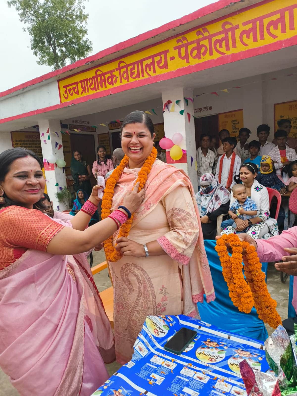 सुकरौली के पैकौली विद्यालय में आयोजित वार्षिकोत्सव कार्यक्रम में नारी शक्ति को सम्मान करतीं शिक