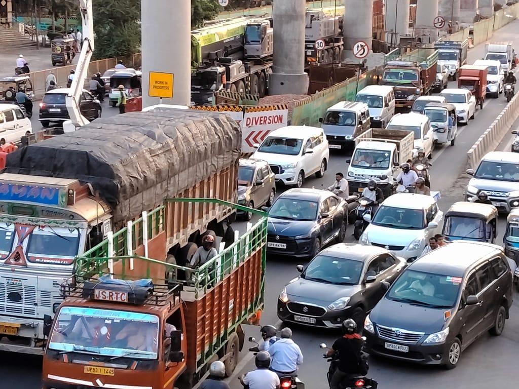 Encroachment and jam everywhere... no solution