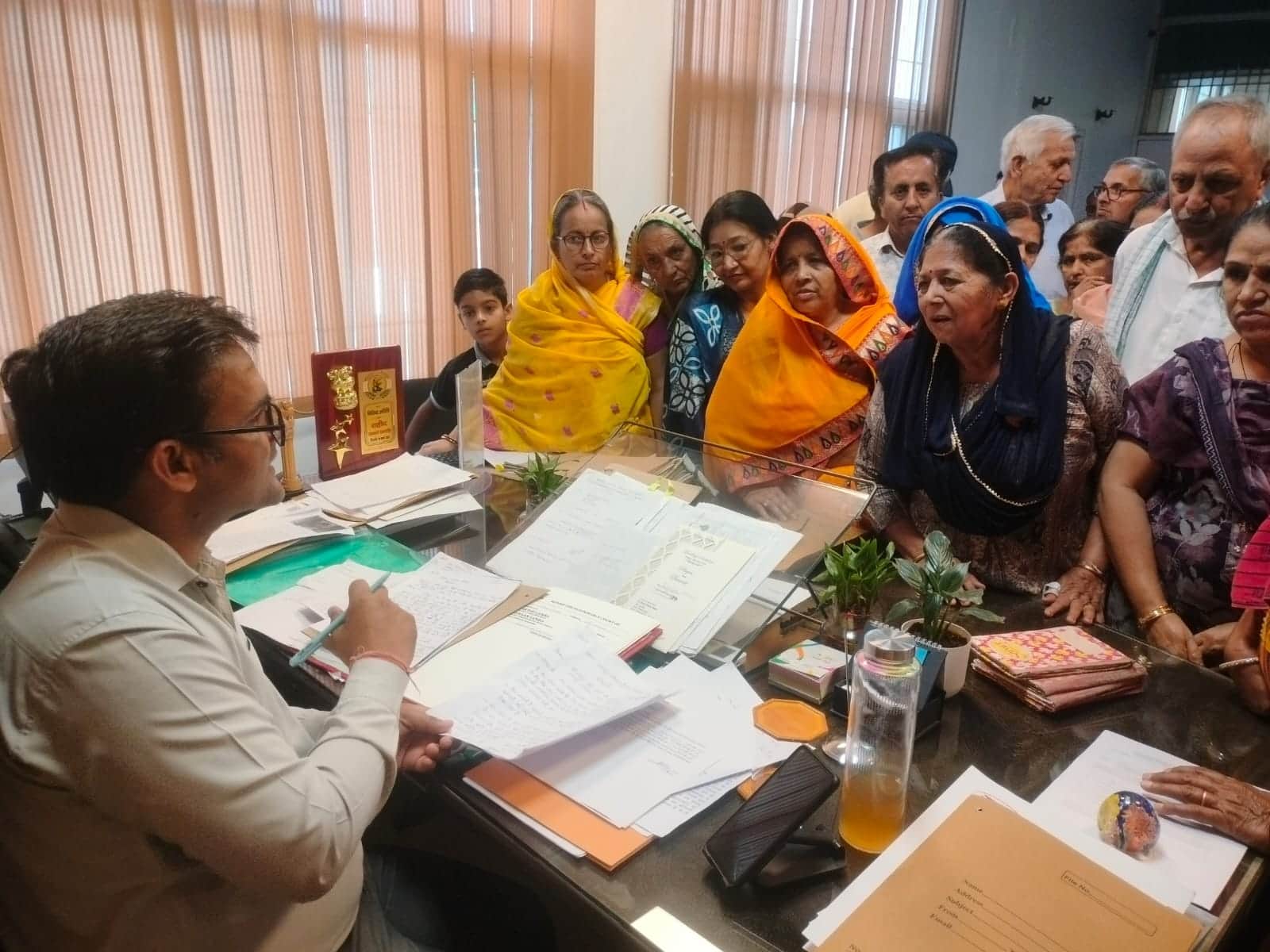 समाधान शिविर में लोगों की समस्याएं सुनते एसडीएम विजय कुमार यादव।स्रोत: स्थानीय