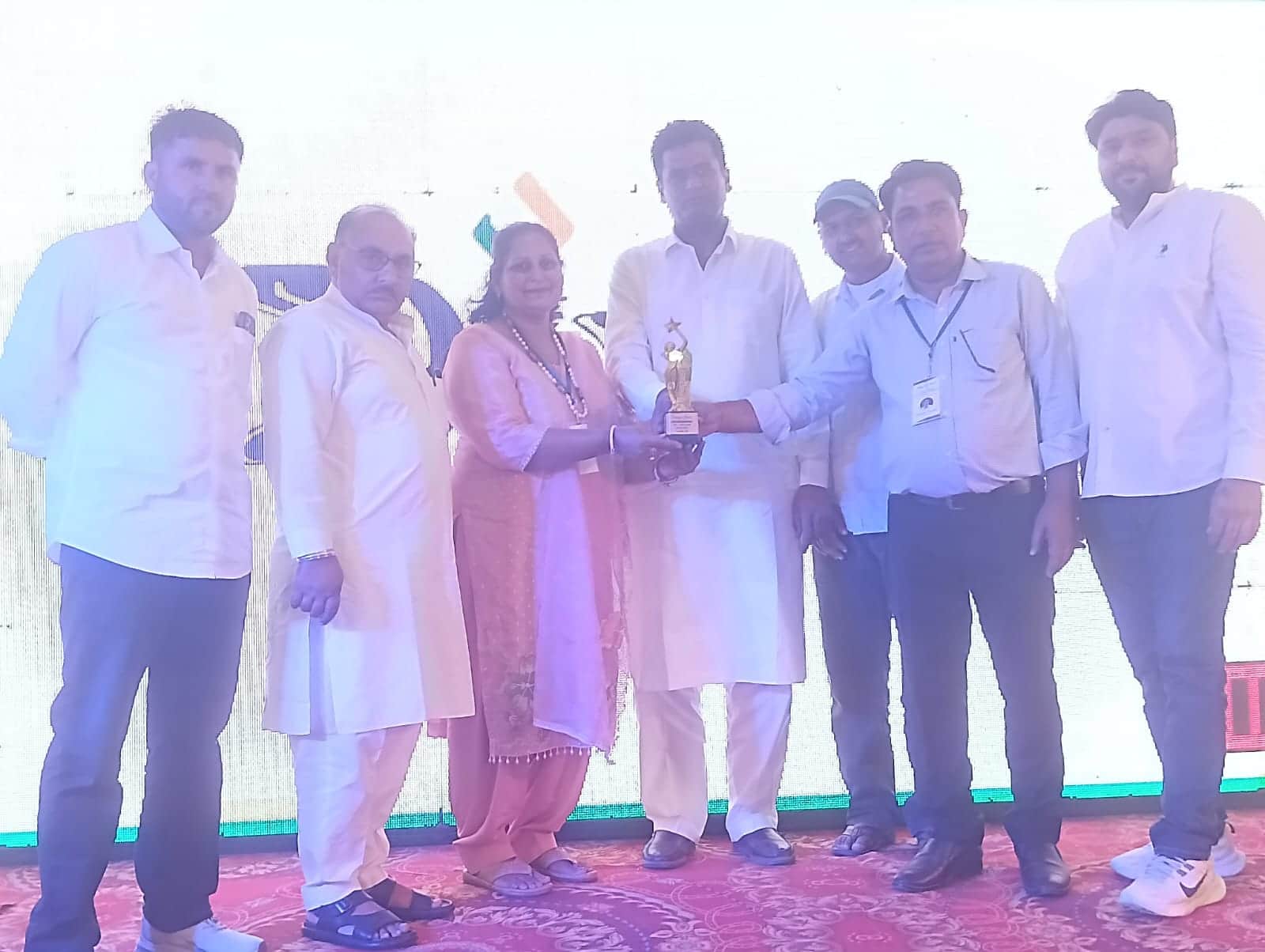 सोनीपत के विकास नगर निवासी डाॅ. नीलम सांगवान को वीरांगना अवार्ड से सम्मनित करते हुए। स्रोत: पाठ