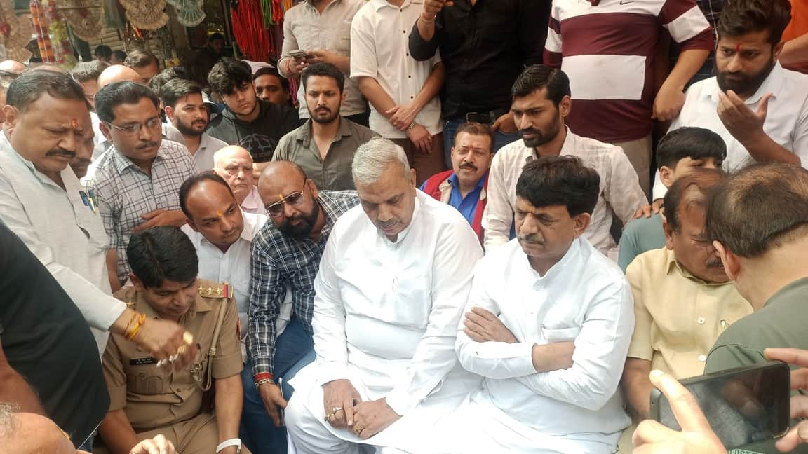 सराफा बाजार में धरने पर बैठे व्यापारियों के बीच पहुंचे राज्य मंत्री कपिल देव अग्रवाल एवं सांसद 