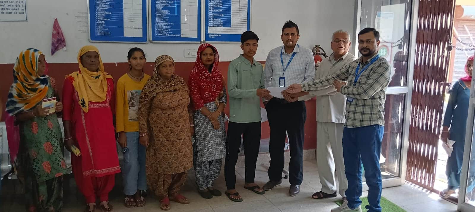 सरकारी योजनाओं पर आयोजित शिविर में भाग लेते ग्रामीण व बैंक कर्मी।स्रोत: विभाग