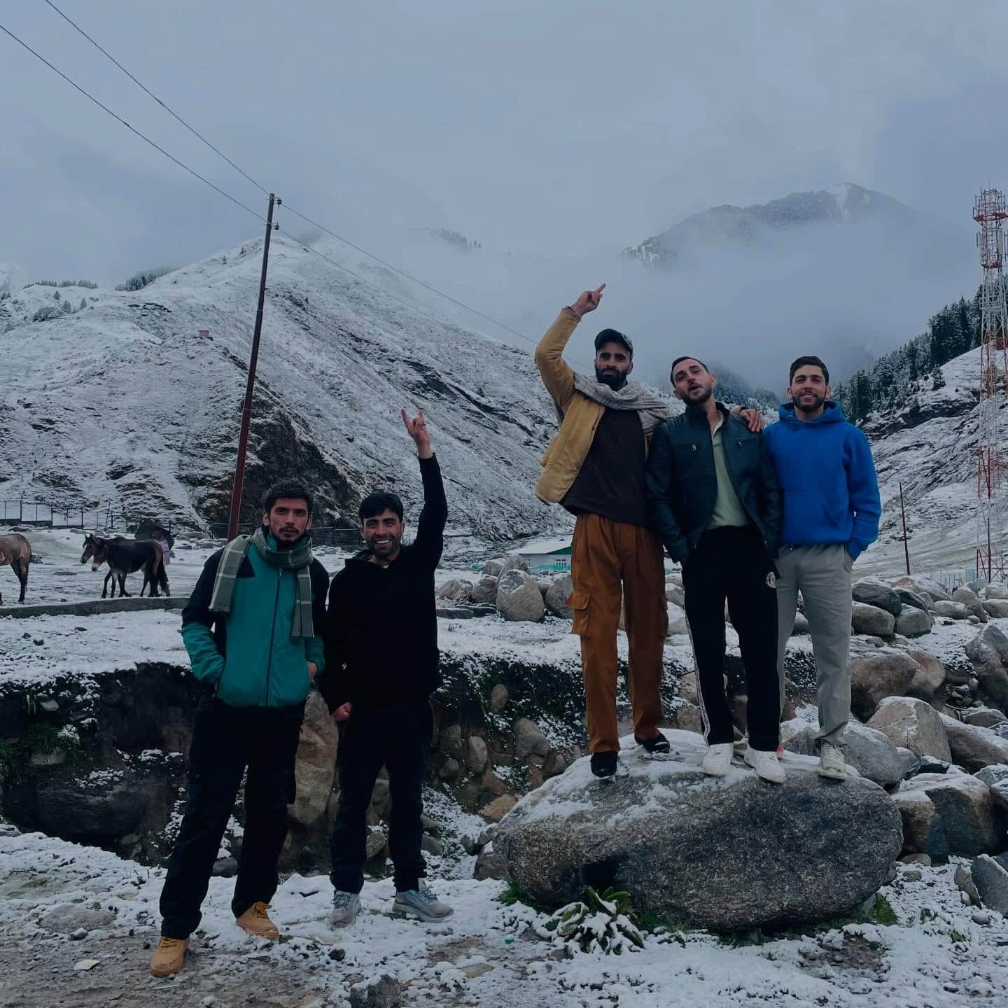 सरथल में ताजा बर्फबारी का लुत्फ लेते स्थानीय लोगसंवाद