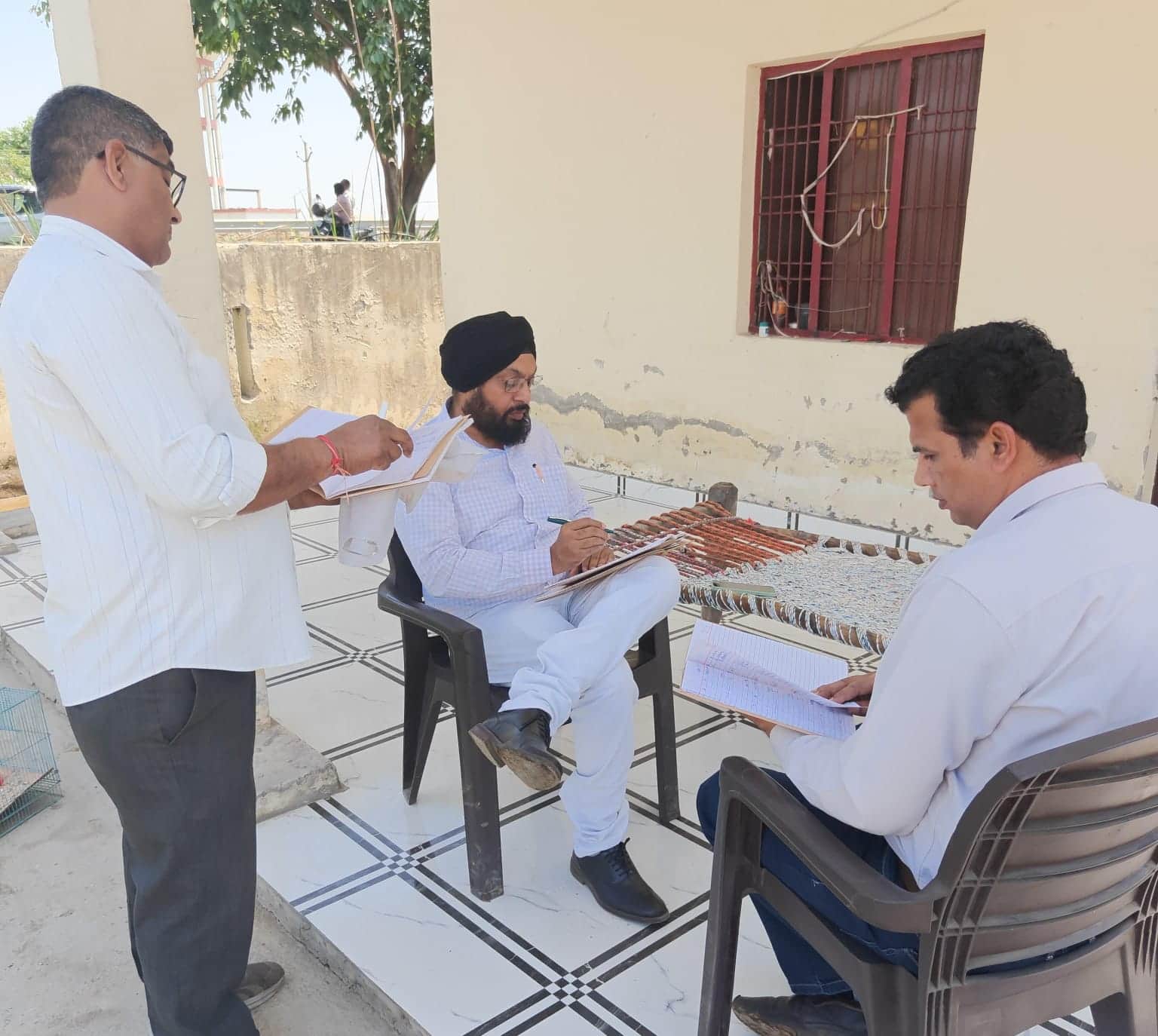 सरधना। नानू स्थित गौशाला का निरीक्षण करते मुख्य पशु चिकित्सा अधिकारी। विभाग