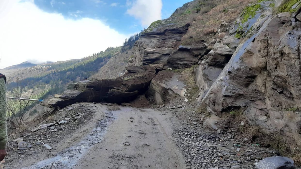 Sansari-Tandi road closed due to falling rocks