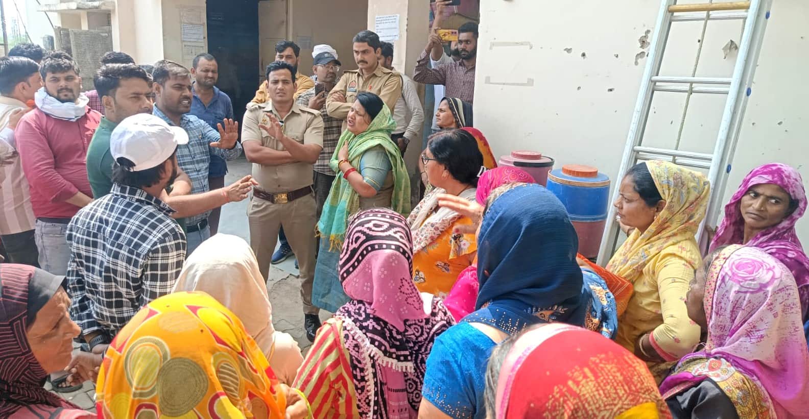 सादाबाद के विद्युत उपकेंद्र पर विद्युत अधिकारियों से होती महिलाओं की नोकझोंक। संवाद