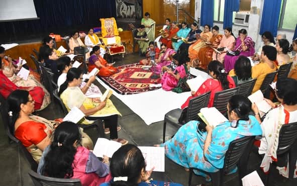 सुंदरकांड का सामूहिक पाठ करतीं महिलाएं।