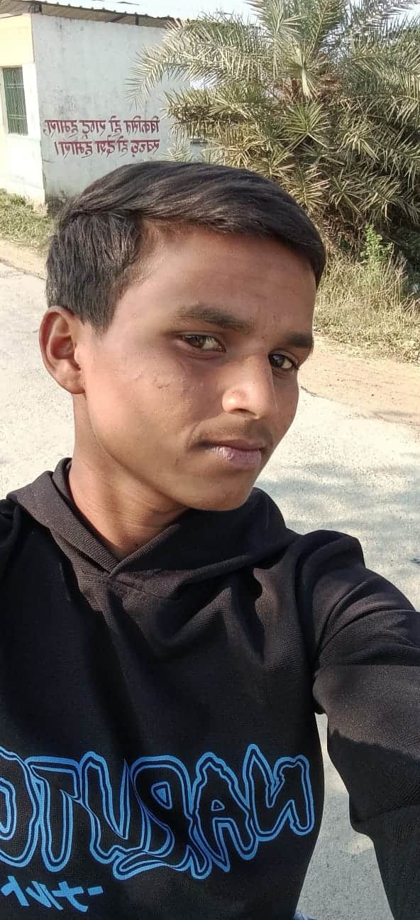 सड़क हादसे में मृत बाॅबी कुमार की फाइल फोटो।-