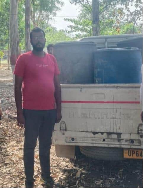 शक्तिनगर में पकड़े गए डीजल लदे वाहन के साथ टीम।