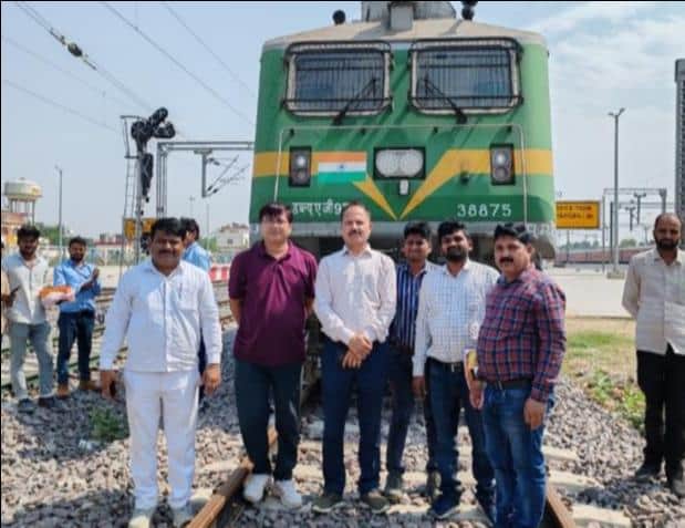 शाहगंज प्लेटफार्म 1-2 से ट्रेन संचालन शुरू, नई लिंक ट्रैक पर दौड़ी पहली ट्रेन। स्रोत-संवाद