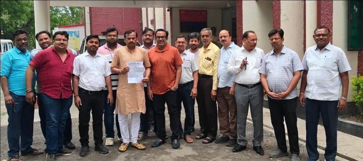 शहर कोतवाली के सहादतपुरा में मोबाइल की दुकान से हुई चोरी को लेकर एसपी को ज्ञापन सौंपने पहुंचे र