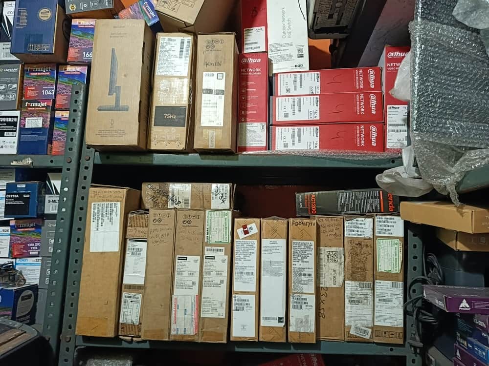 शहर में कंप्यूटर की एक दुकान पर रखे कंप्यूटर उत्पाद एवं लैपटॉप। संवाद