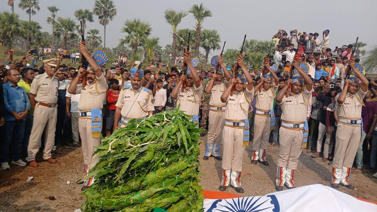 Bihar: सारंडा में नक्सलियों के दांत खट्टे कर लौट रहे CRPF जवान की मौत, बेटे ने दी शहीद पिता को मुखाग्नि