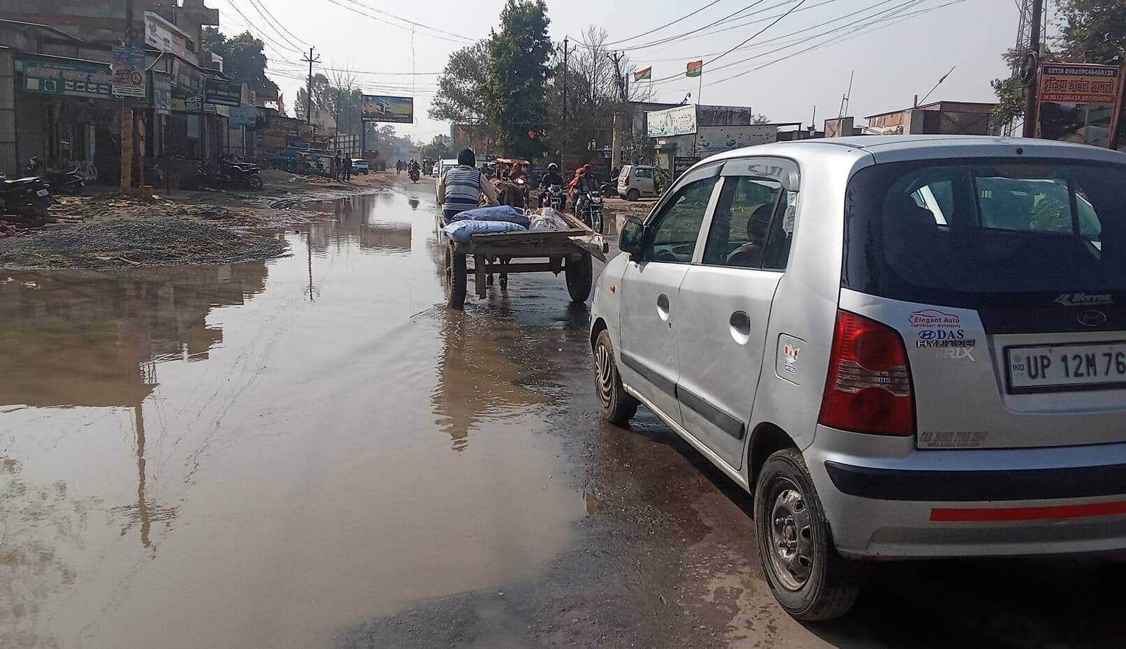 शामली में कैराना रोड पर जलभराव में जाते वाहन । संवाद