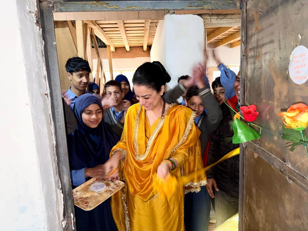 श्रीनगर में कंप्यूटर लैब का उद्घाटन करतीं रूबल नागी। संवाद