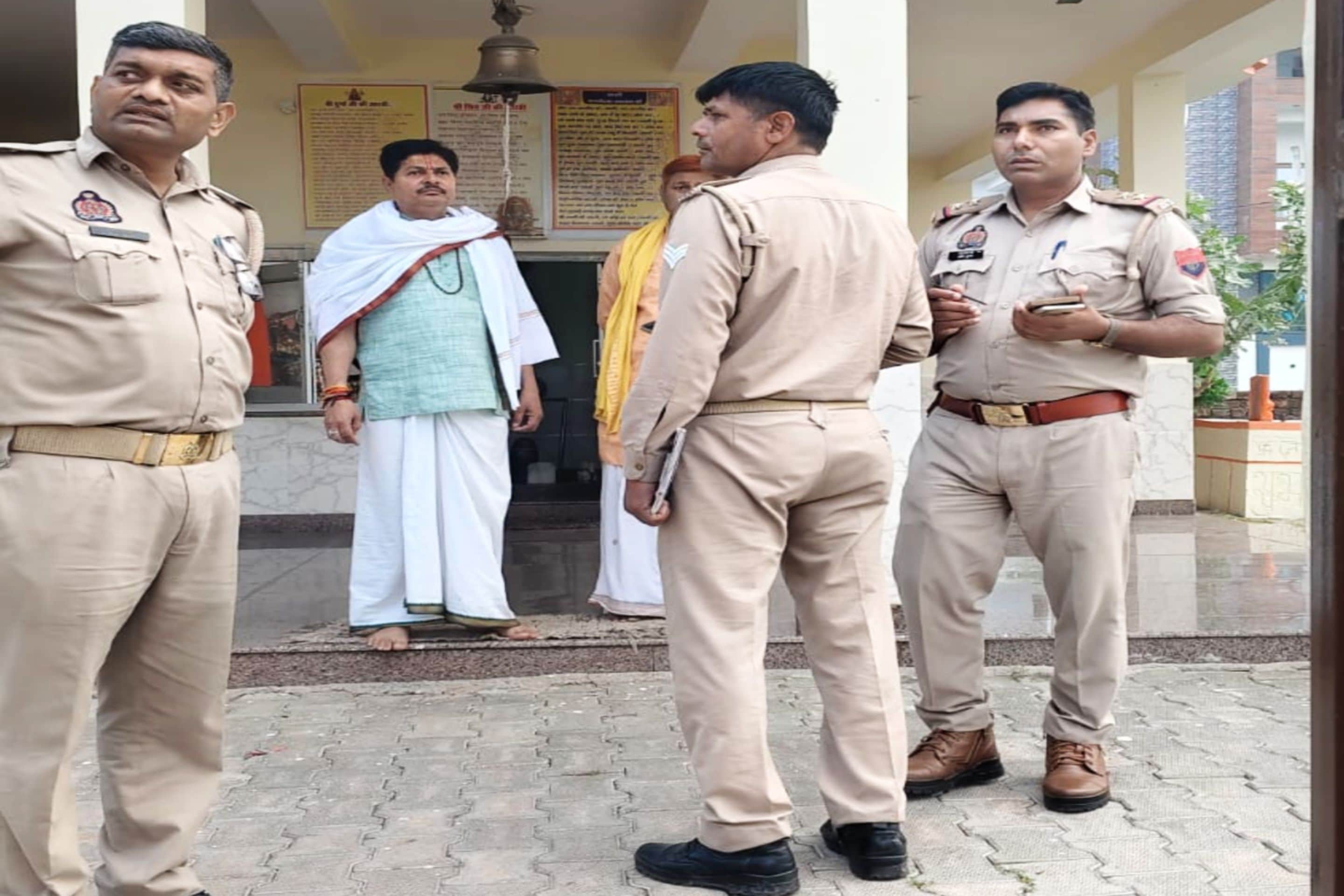  टूंडला के प्रकाशानंद कालोनी में मंदिर से हुई चोरी की पड़ताल करीती पुलिससंवाद