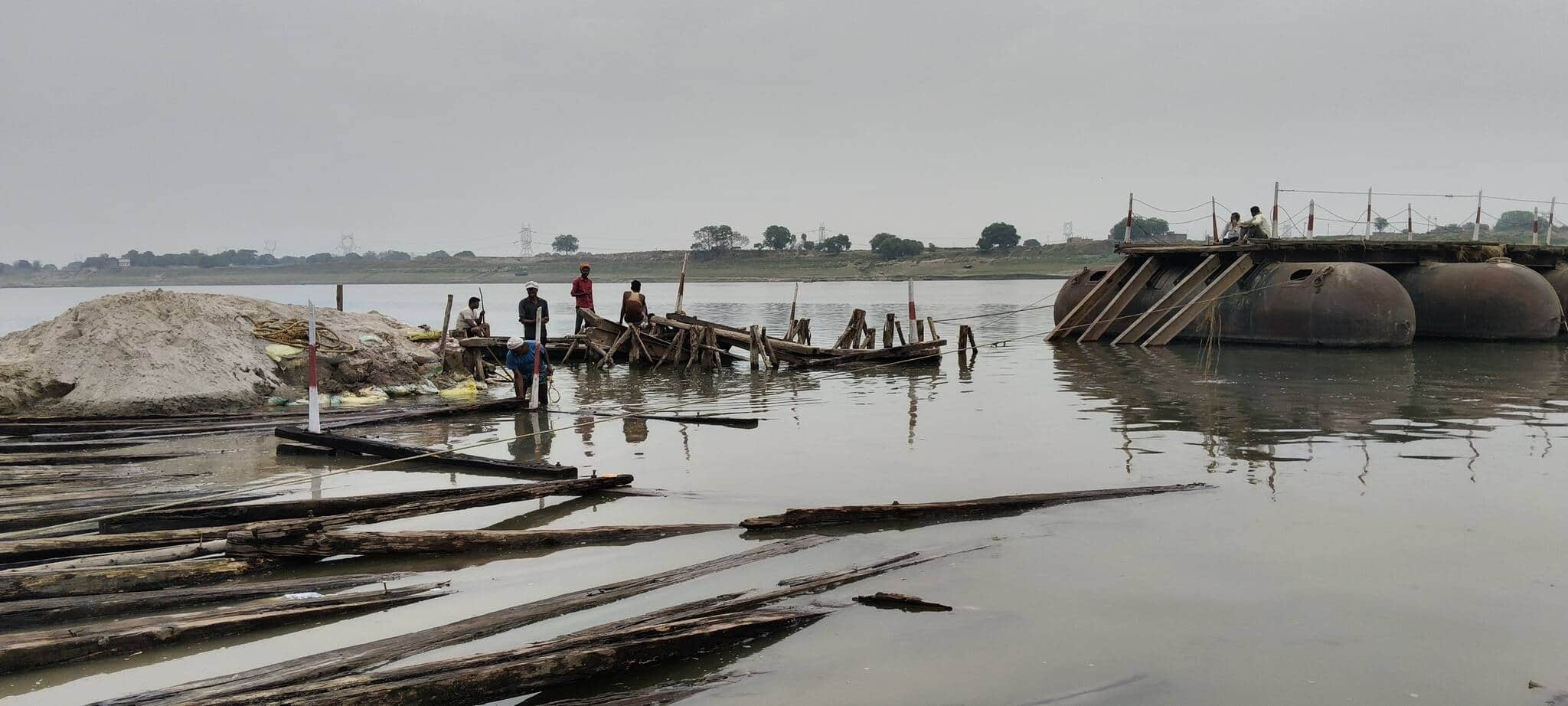 तेज आंधी से टूटा रामपुर गंगा घाट का पीपापुल। स्रोत जागरूक पाठक