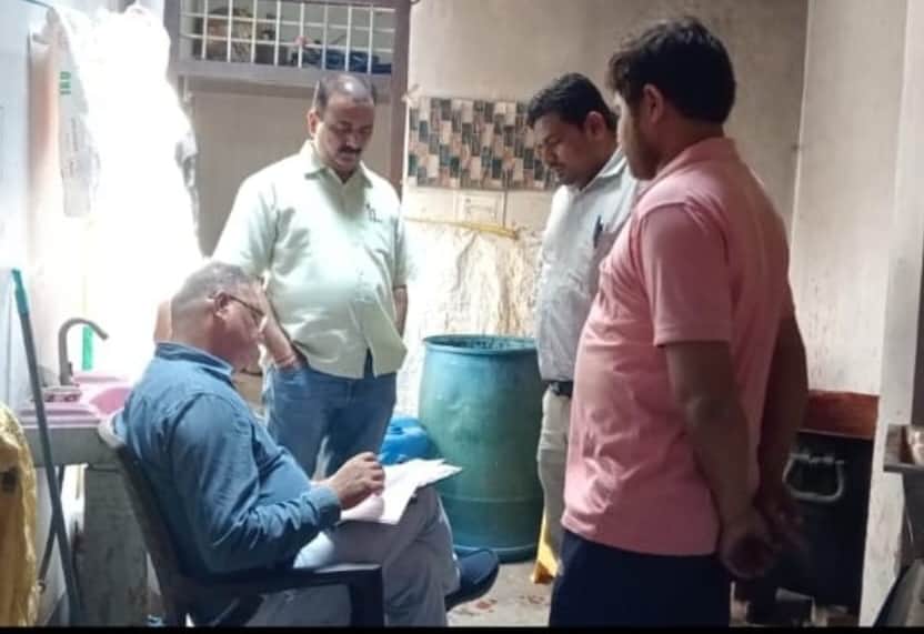 टमाटर सॉस के नमूने लेती खाद्य विभाग की टीम। स्रोत विभाग