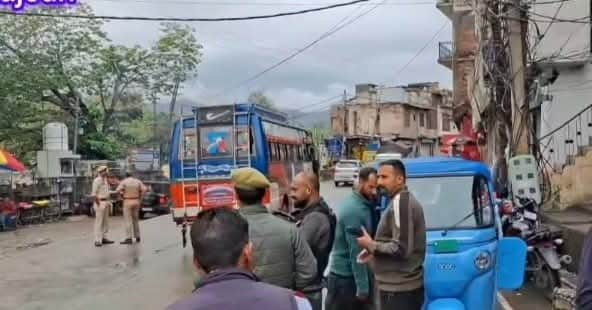 ट्रैफिक पुलिस के कर्मी वाहनों की जांच करते हुए।