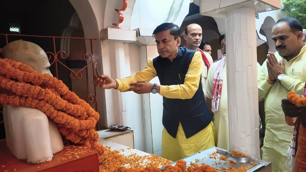 ठाकुर गिरी के चित्र पर माल्यार्पण करते सांसद शशांक मणि त्रिपाठी व भाजपा जिलाध्यक्ष।स्रोत-सोशल म