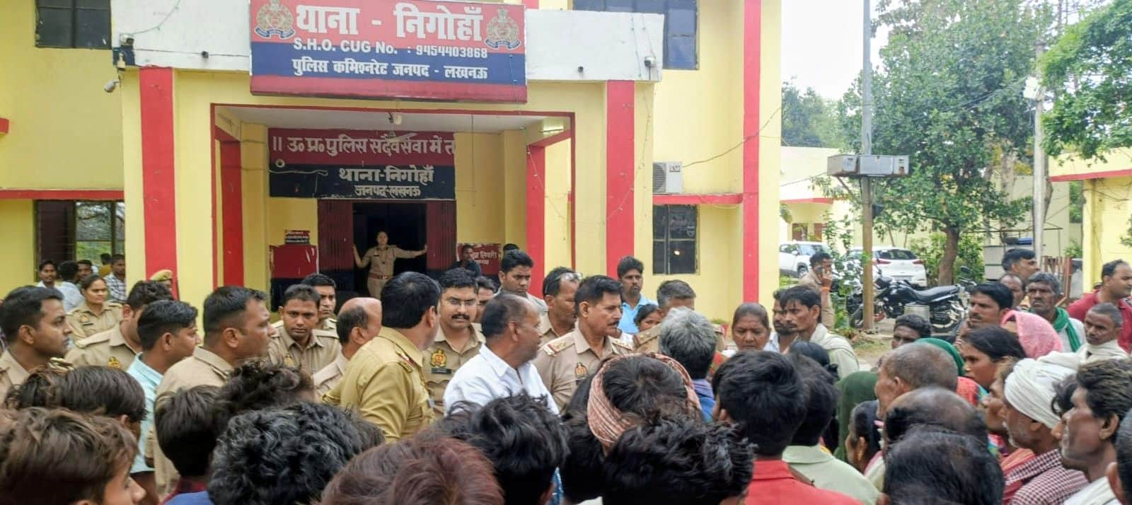 थाना परिसर में प्रदर्शन करते रैकिश के परिजन व ग्रामीण।