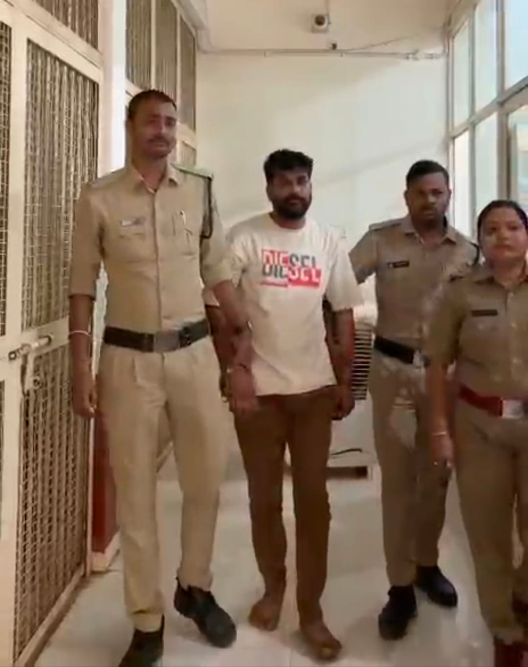दिनदहाड़े मंडी व्यापारी पर फायरिंग।