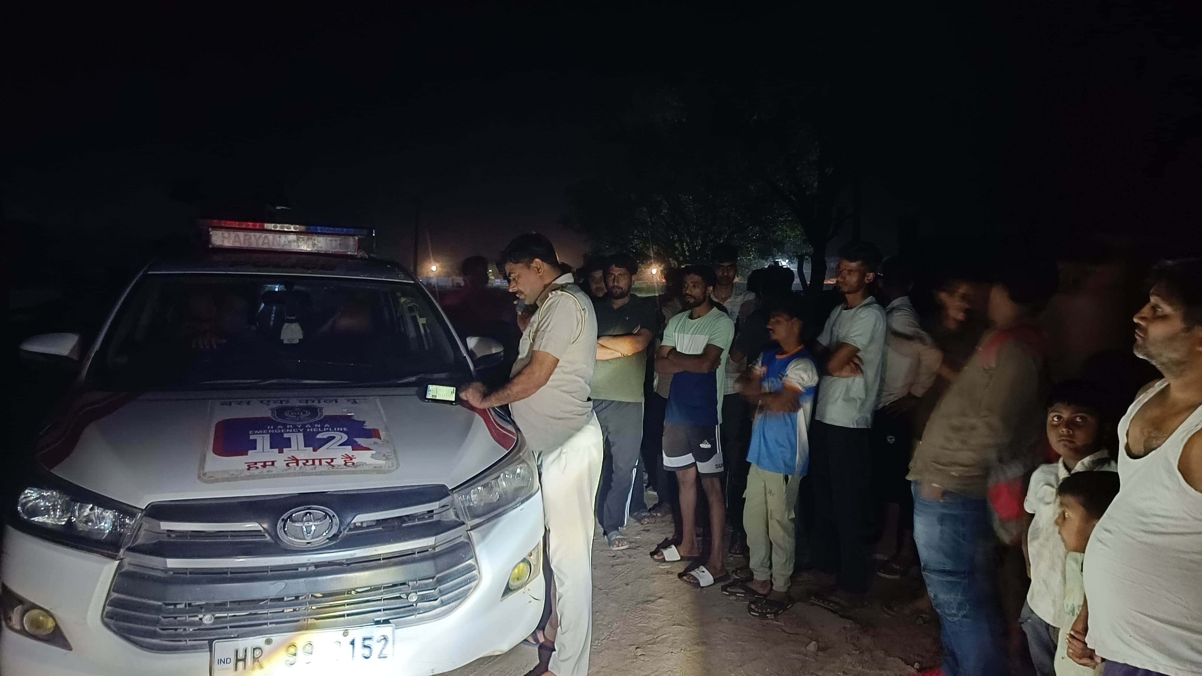 देर रात गांव बेरला में पहुंची डायल 112 टीम व मौजूद युवा, किसान। 